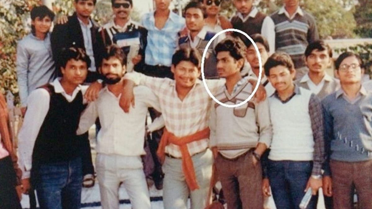 Ever made a watchman for livelihood, later gave equal competition to Shahrukh-Salman, today this boy is a cool actor with college friends, did you recognize?